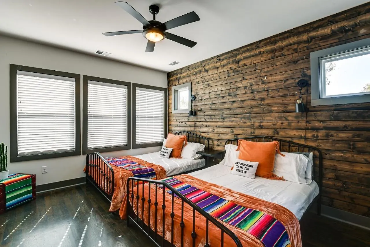 Vakantiehuis Vibrant Home With Deck, 2 Mi To Downtown Nashville! Verenigde Staten